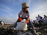 Le nettoyage de la côte, dans les Philippines . Photo: Zer Cabatuan